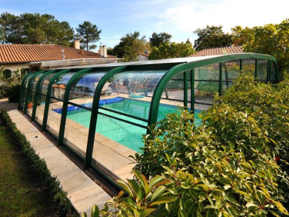 PISCINE DE 10 A 100M² AVEC ABRI SUPERIEUR A 180CM