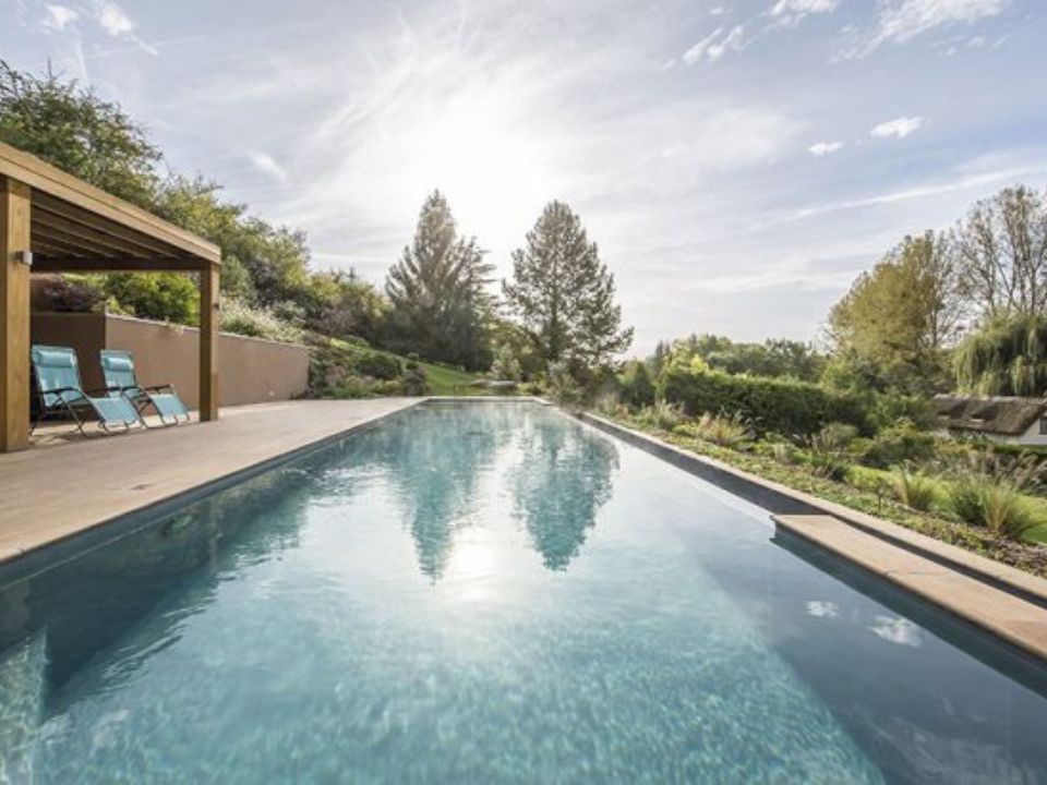 PISCINE SUPERIEURE A 100M²